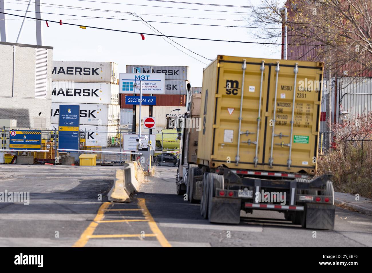 Montreal, Canada. 14 novembre 2024. Un camion che trasporta un container arriva al porto di Montreal a Montreal giovedì 14 novembre 2024. Credito: The Canadian Press/Alamy Live News Foto Stock