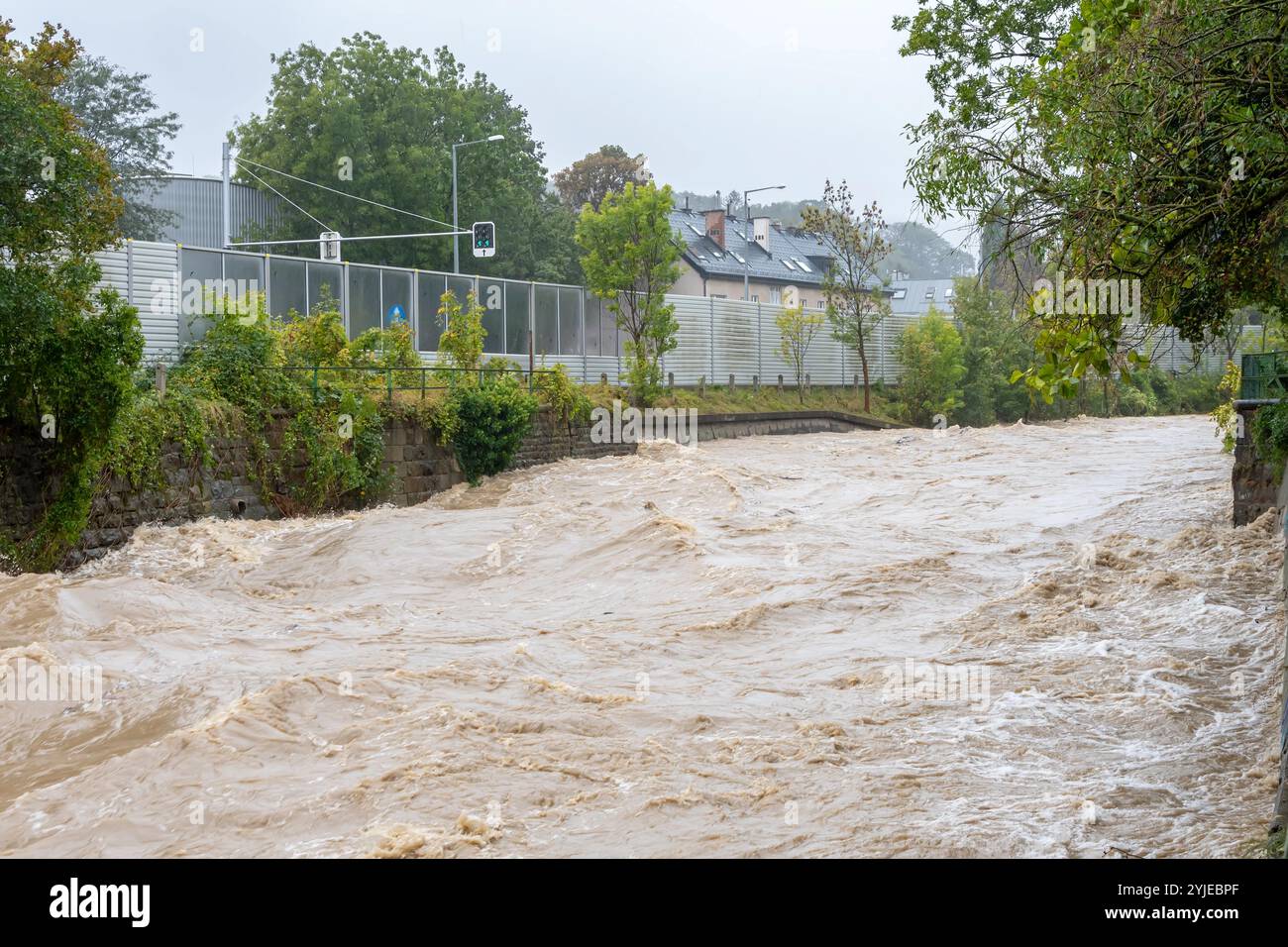 Allagamento dopo piogge, alto livello dell'acqua nel fiume Foto Stock