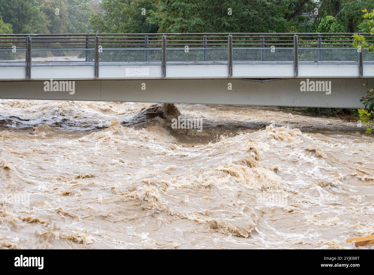 Inondazioni in Europa dopo piogge, rottura diga e situazione pericolosa, calamità naturali, alto livello delle acque del fiume. Foto Stock