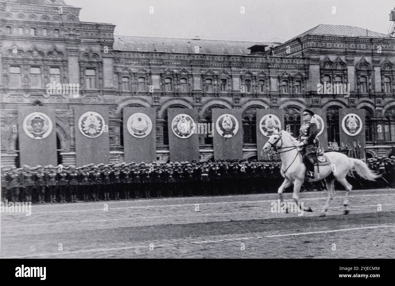 Il maresciallo Georgy Zhukov alla Parata della Vittoria di Mosca del 1945. Museo: COLLEZIONE PRIVATA. Autore: Yevgeny Khaldei. Copyright: Questa opera non è di dominio pubblico. È responsabilità dell'utente ottenere tutte le autorizzazioni di terze parti necessarie dal gestore del copyright nel proprio paese prima della pubblicazione. Foto Stock