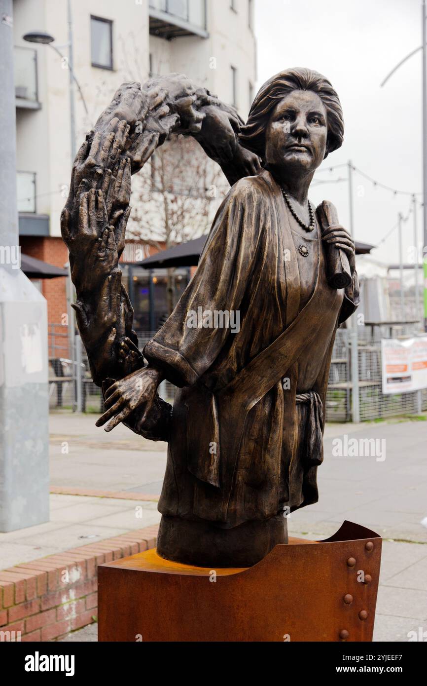 Statua di Lady Rhondda, Margaret Haig Thomas, attivista per i diritti delle donne e suffragetta, all'estremità orientale del ponte pedonale di Newport City. Foto Stock