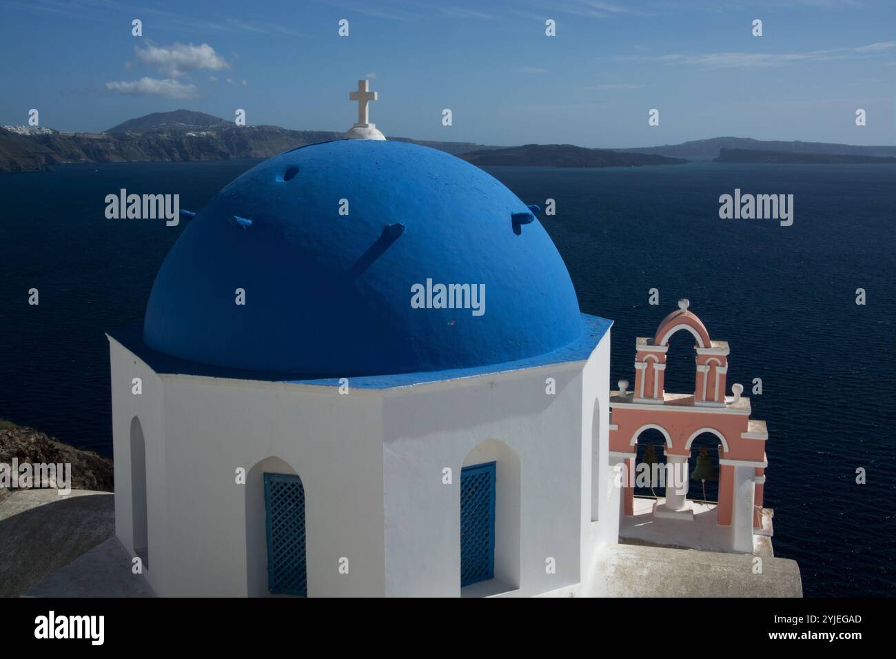 Oia sull'isola di Thira, o Thera, è una piccola città sull'arcipelago greco di Santorini nelle Cicladi., Oia auf der Insel Thira, oder Thera, ist Foto Stock
