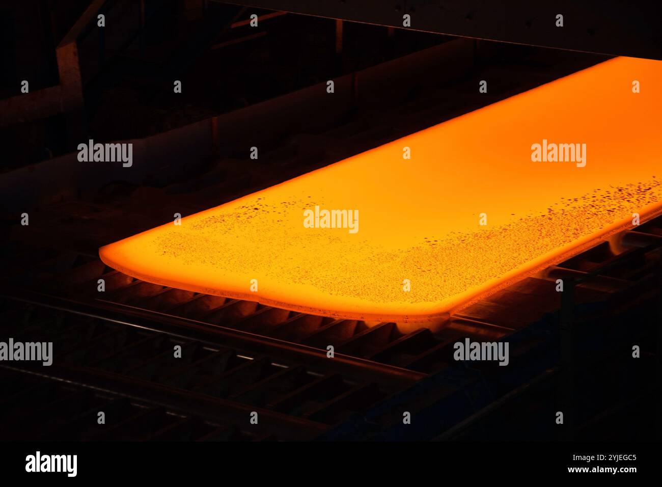 Laminatoio con acciaio incandescente in un laminatoio, Walzstraße mit glühendem Stahl in einem Walzwerk. Foto Stock