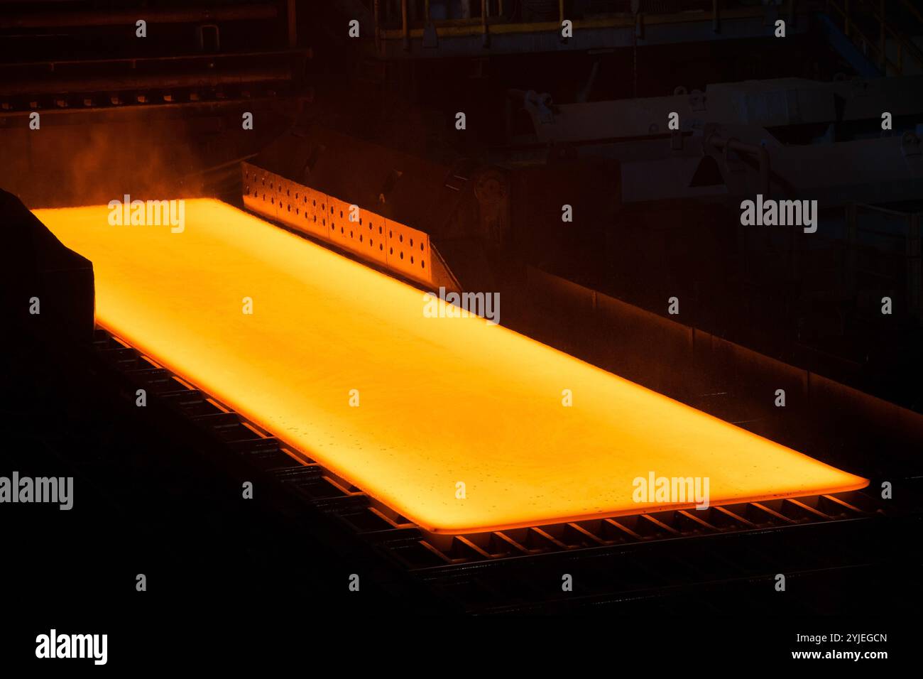 Laminatoio con acciaio incandescente in un laminatoio, Walzstraße mit glühendem Stahl in einem Walzwerk. Foto Stock