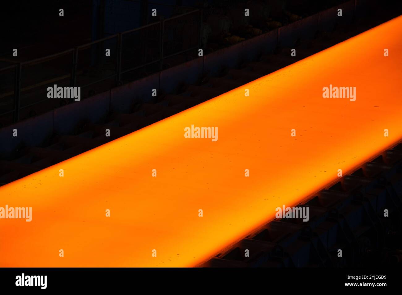 Laminatoio con acciaio incandescente in un laminatoio, Walzstraße mit glühendem Stahl in einem Walzwerk. Foto Stock