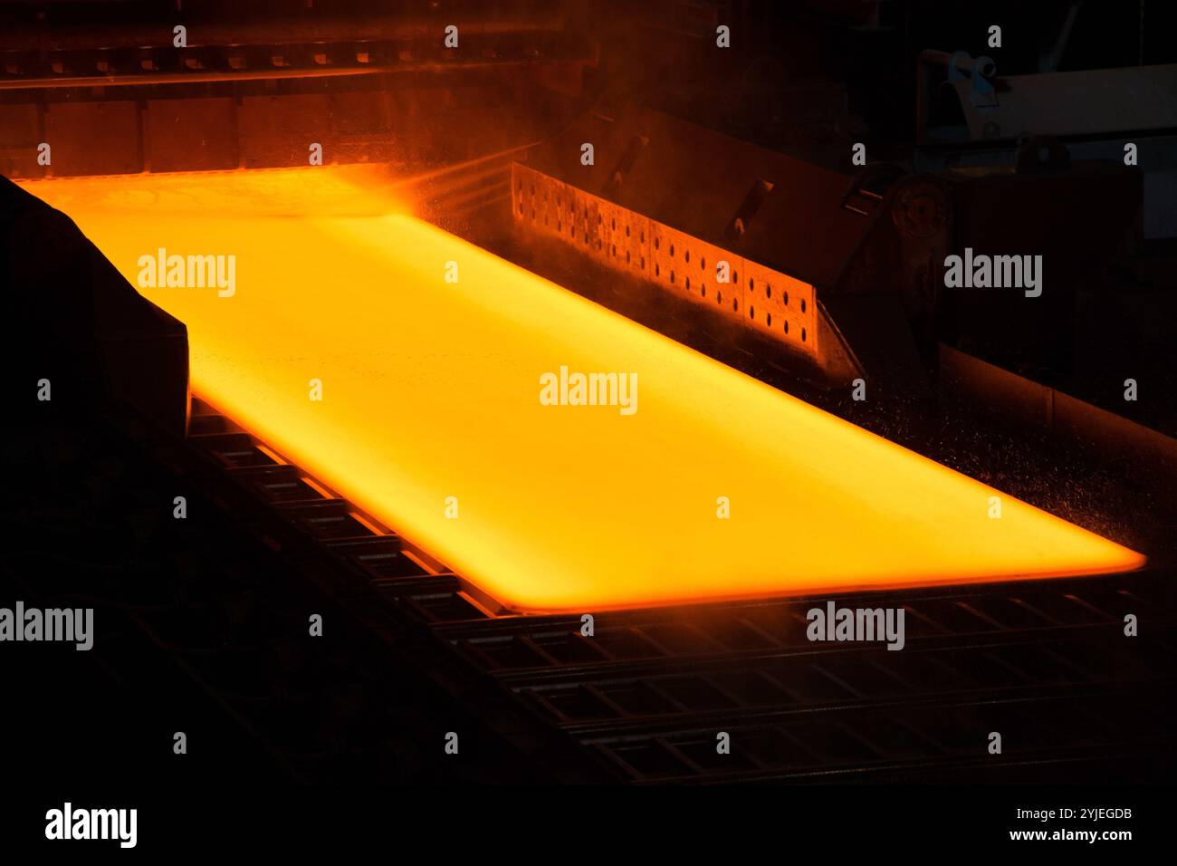 Laminatoio con acciaio incandescente in un laminatoio, Walzstraße mit glühendem Stahl in einem Walzwerk. Foto Stock
