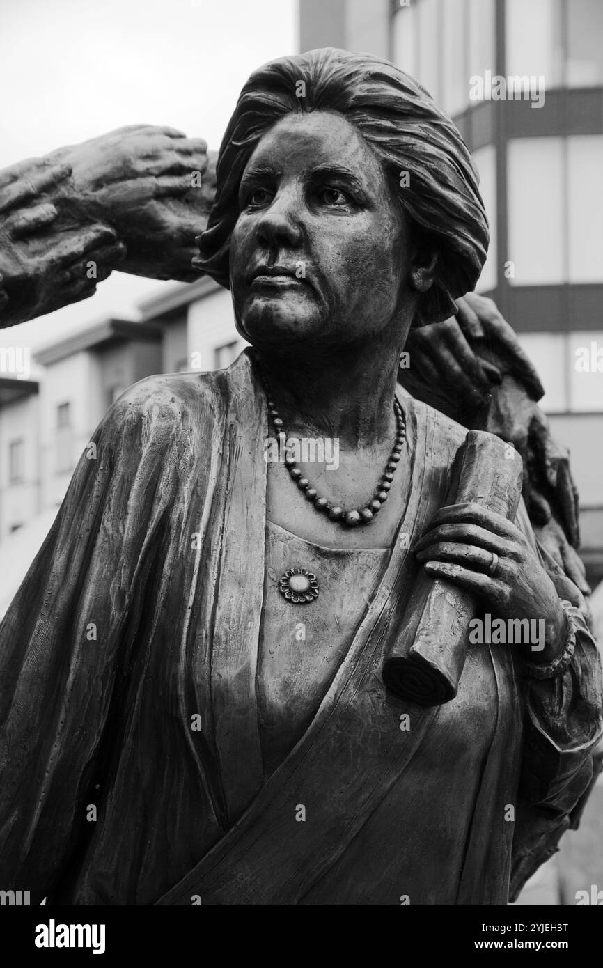 Statua di Lady Rhondda, Margaret Haig Thomas, attivista per i diritti delle donne e suffragetta, all'estremità orientale del ponte pedonale di Newport City. Foto Stock