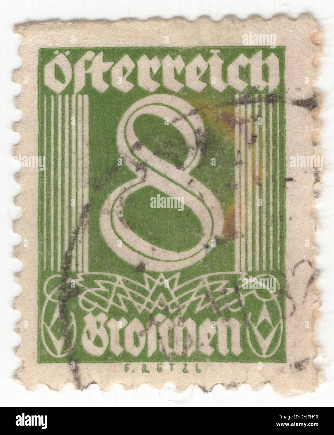 AUSTRIA - 1925 giugno 01: Francobollo 8 groschen giallo-verde raffigurante il numero di valore e l'ornamento geometrico realizzato in stile Art Deco, una sorta di modernismo dell'inizio del XX secolo. Si tratta di uno stile di arti visive, architettura e design di prodotto, che apparve per la prima volta a Parigi negli anni '1910 e fiorì negli Stati Uniti e in Europa dagli anni '1920 ai primi anni '1930 Attraverso lo stile e il design di qualsiasi cosa, dalle grandi strutture ai piccoli oggetti, compreso l'aspetto delle persone, l'Art Deco ha influenzato ponti, transatlantici, treni, automobili, camion, autobus, mobili, oggetti di uso quotidiano Foto Stock