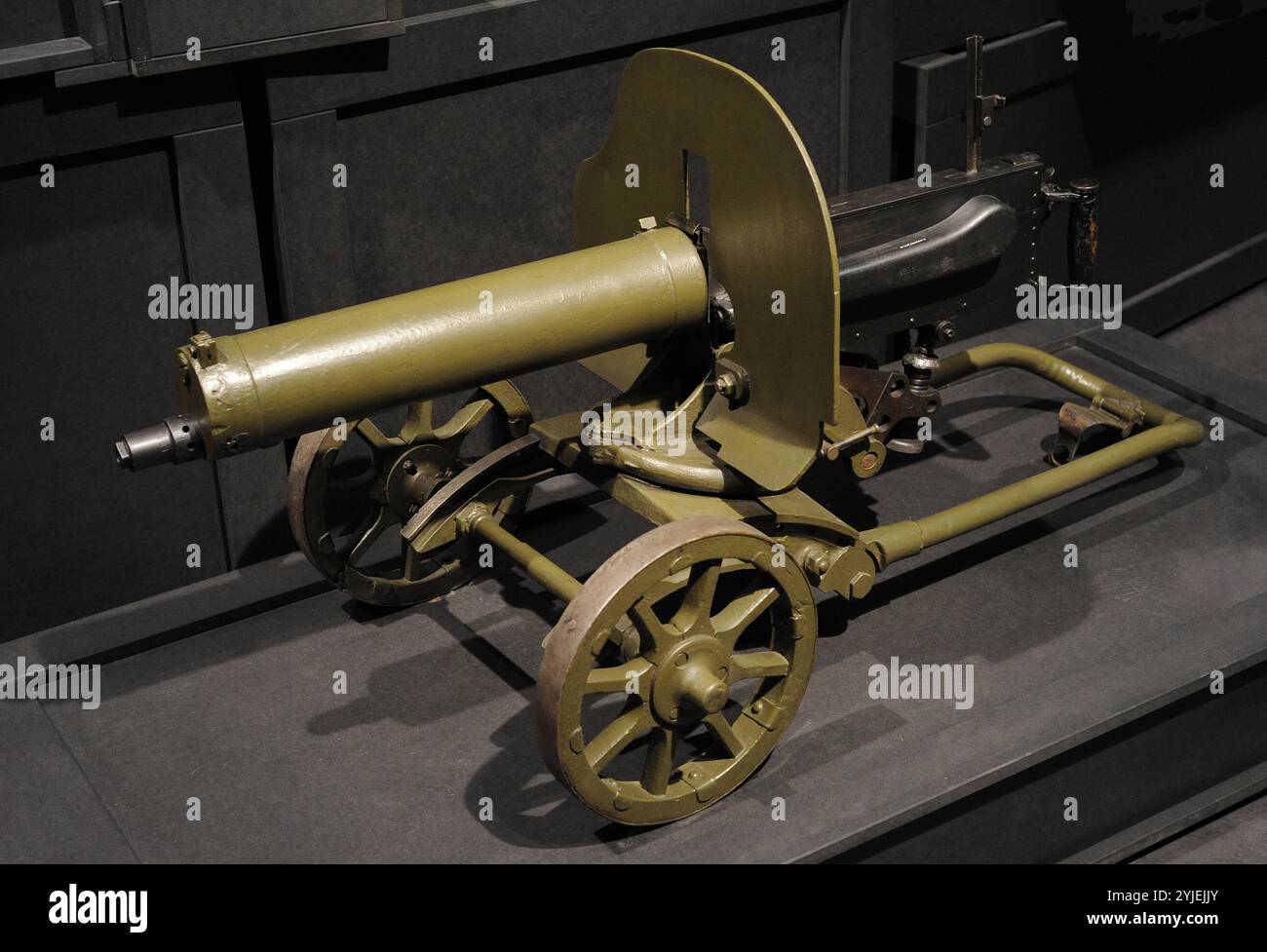 La mitragliatrice russa Maxim Model 1910 (Pulyemyot Maksima PM1910), su un supporto a ruote. Fu utilizzato durante la seconda guerra mondiale (1939-1945) dai distaccamenti di mitragliatrici dei battaglioni di fucilieri lettoni. Museo della guerra lettone. Riga. Lettonia. Foto Stock