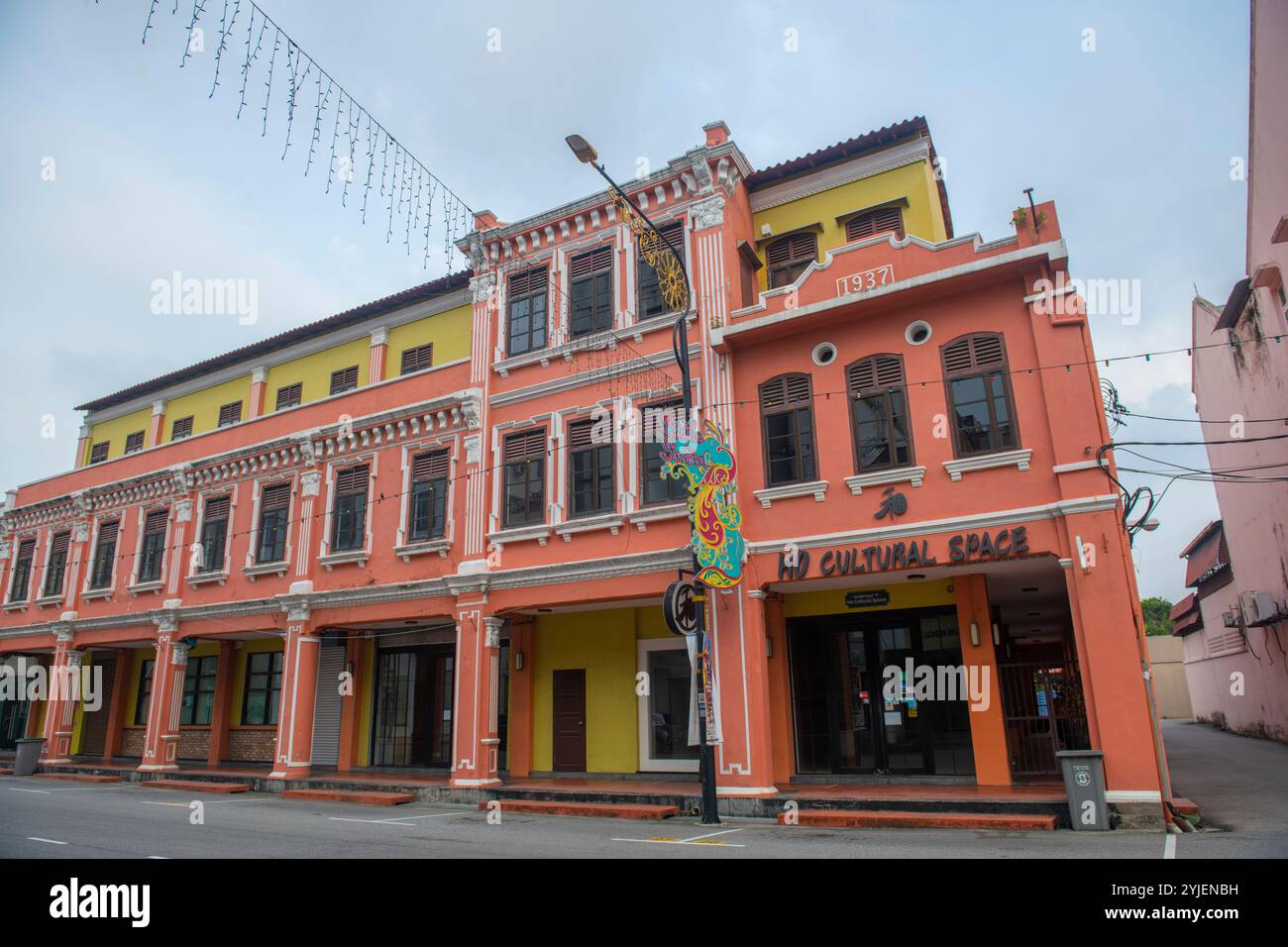 Edifici commerciali storici in via Jalan Bendahara a Little India, nel centro storico di Malacca, Malesia. Città storiche dello stretto di Foto Stock