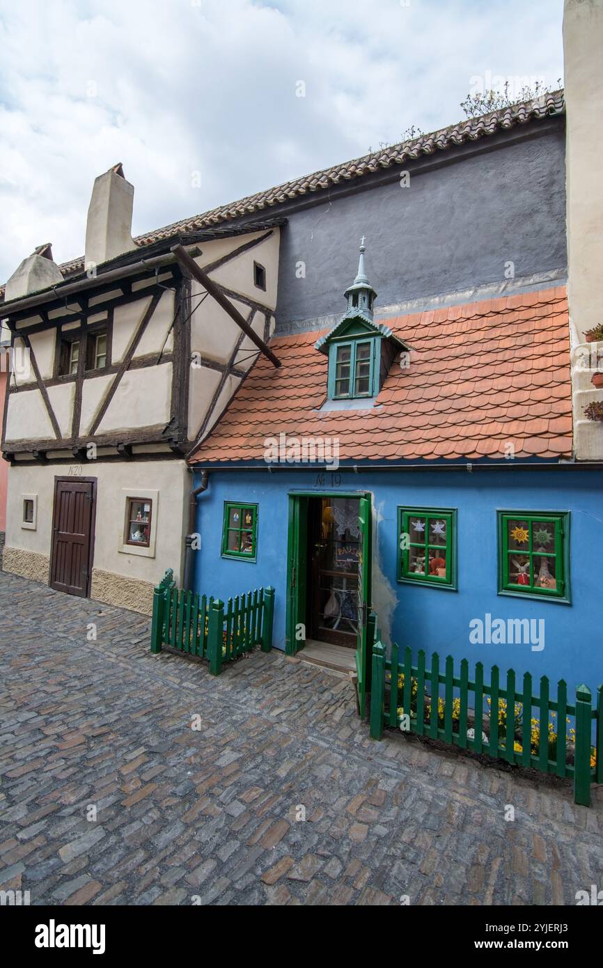 Il Vicolo d'Oro, chiamato anche Alchemist' Lane o Goldmakers' Lane, è un vicolo lungo la parete interna del Castello di Praga e una calamita turistica a Praga. Foto Stock