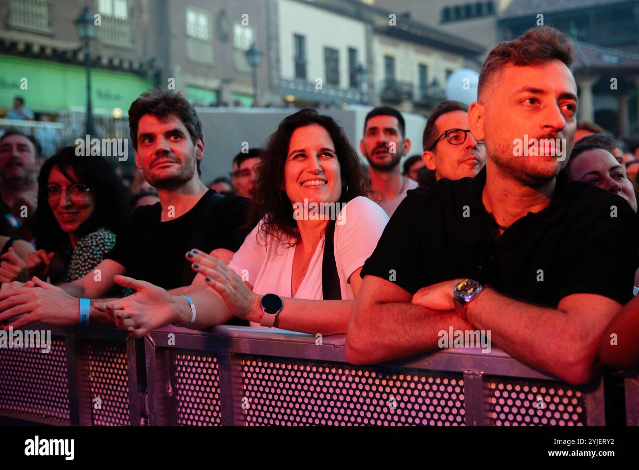 BARCELLONA, SPAGNA - JUL 7: I fan si divertono allo spettacolo Vetusta Morla (gruppo musicale indie spagnolo) al Poble Espanyol il 7 luglio 2024. Foto Stock