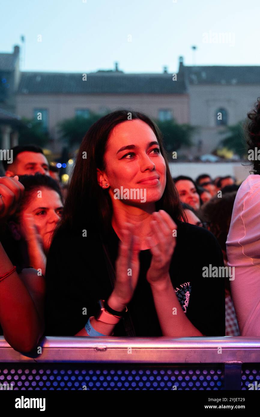 BARCELLONA, SPAGNA - JUL 7: I fan si divertono allo spettacolo Vetusta Morla (gruppo musicale indie spagnolo) al Poble Espanyol il 7 luglio 2024. Foto Stock