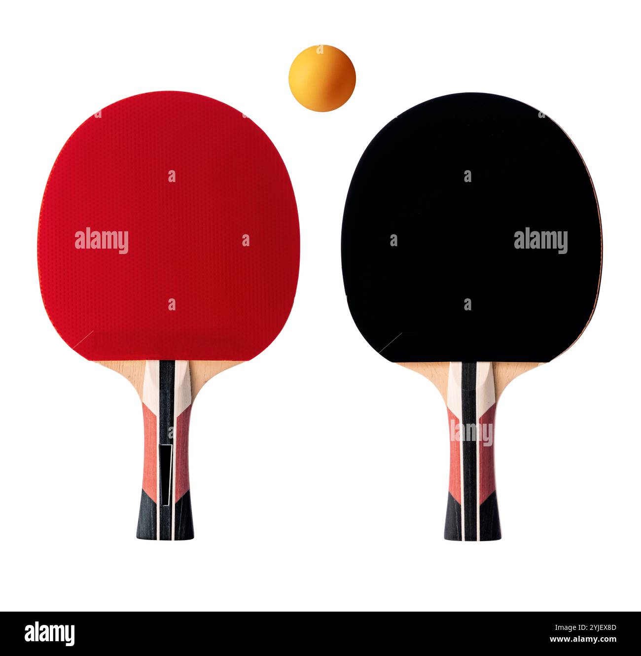 Racchette da ping pong e palla da ping pong gialle isolate su sfondo bianco Foto Stock