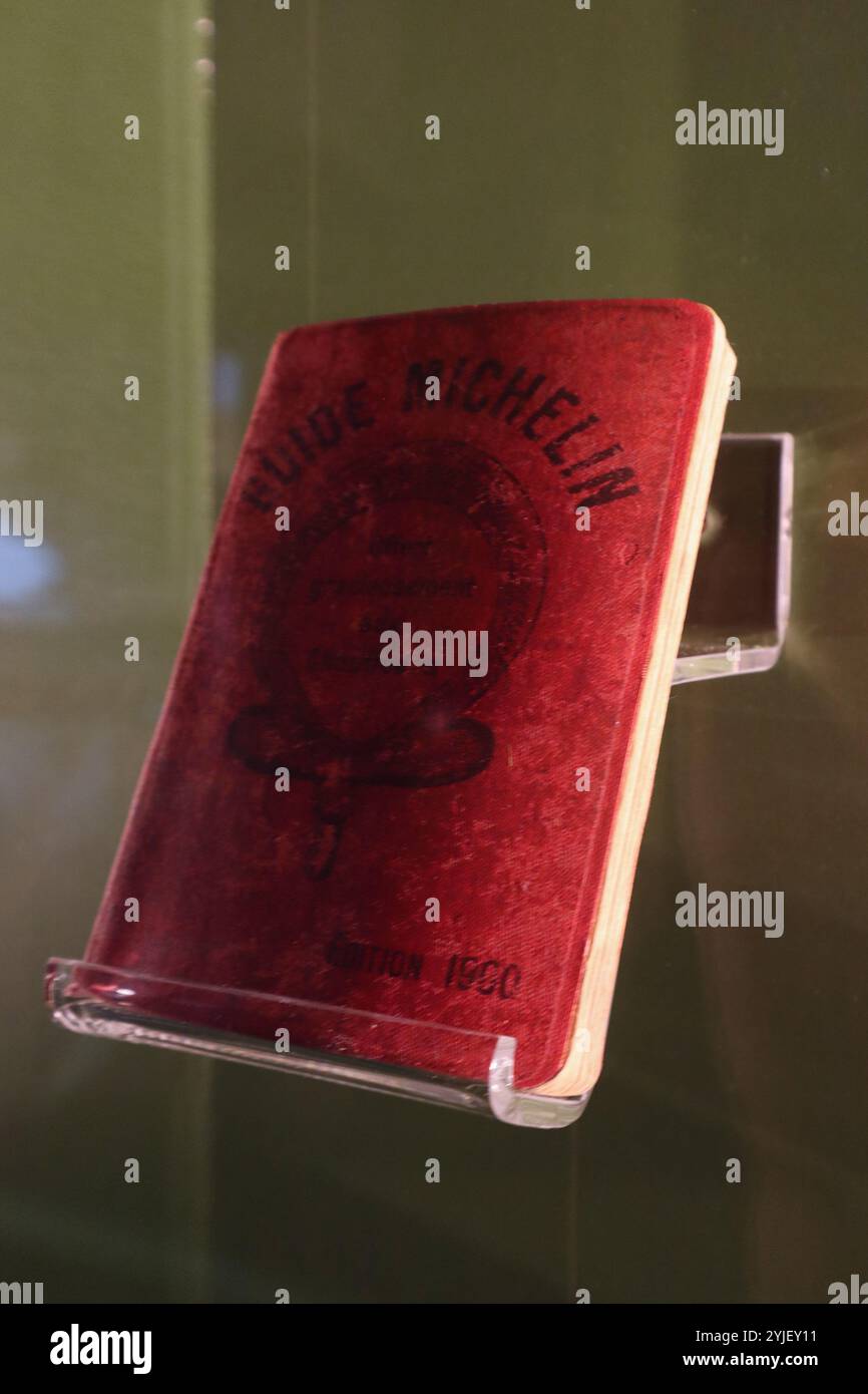 Mappe stradali d'epoca e guide della Michelin, un famoso produttore di pneumatici francesi Foto Stock