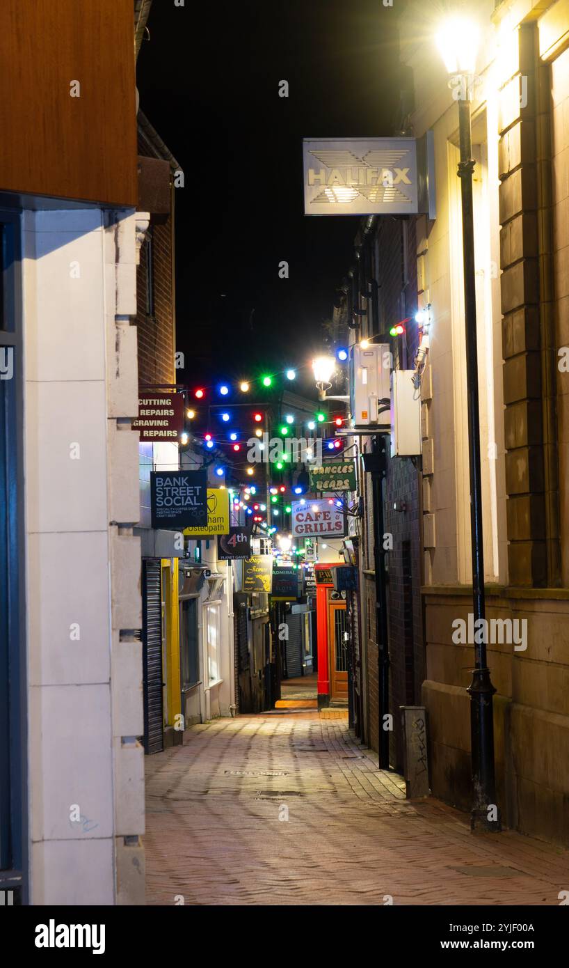 Bank Street, Wrexham, Galles del Nord. Una strada stretta che è abbondante nei commercianti indipendenti. Nella foto di marzo 2024. Foto Stock