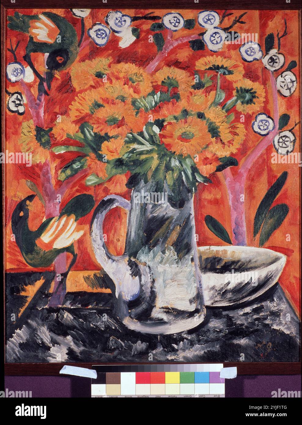 Natura morta con uno sfondo con motivi a uccello sullo sfondo. Museo: Galleria Statale Tretyakov, Mosca. Autore: Natalia Sergeevna Goncharova. Copyright: Questa opera non è di dominio pubblico. È responsabilità dell'utente ottenere tutte le autorizzazioni di terze parti necessarie dal gestore del copyright nel proprio paese prima della pubblicazione. Foto Stock