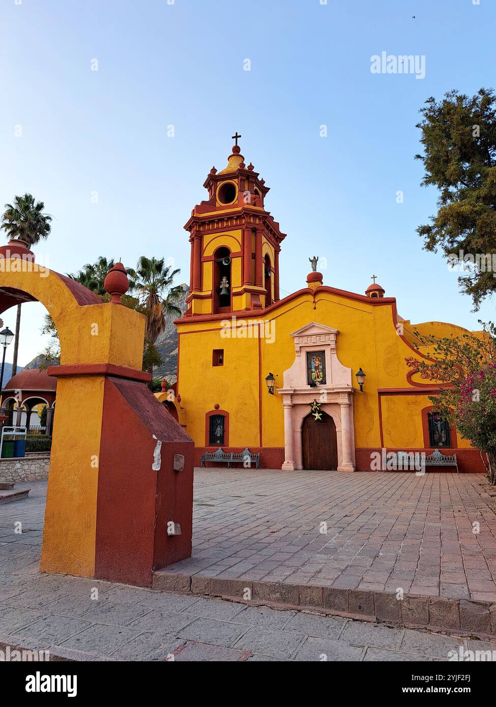 Bernal, Queretaro, Messico - 12 febbraio 2023: Città magica nello stato messicano di Quertaro è ai piedi della roccia, il terzo monolite più grande Foto Stock