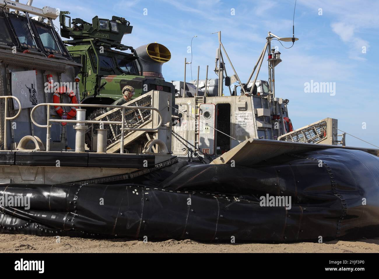 Jack Erickson, ufficiale della Marina degli Stati Uniti di seconda classe, un comandante del carico con Assault Craft Unit 5 abbassa la rampa di un cuscino d'aria di Landing Craft durante il Quarterly Underway Amphibious Readiness Training sul Marine Corps base Camp Pendleton, California, 30 ottobre 2024. QUART è un esercizio di addestramento congiunto progettato per sviluppare e sostenere competenze anfibie essenziali per operazioni efficaci in ambienti marittimi, rafforzando al contempo la partnership tra Marina e corpo dei Marines. (Foto U.S. Marine Corps di Lance Cpl. Christian McGinnis) Foto Stock