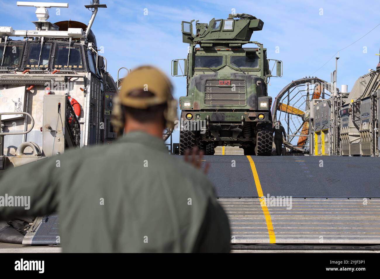 Jack Erickson, ufficiale della Marina degli Stati Uniti di seconda classe, un comandante del carico con Assault Craft Unit 5 guida un Medium Tactical Vehicle Replacement a bordo di un cuscino d'aria per Landing Craft durante il Quarterly Incoming Amphibious Readiness Training sul Marine Corps base Camp Pendleton, California, 30 ottobre 2024. QUART è un esercizio di addestramento congiunto progettato per sviluppare e sostenere competenze anfibie essenziali per operazioni efficaci in ambienti marittimi, rafforzando al contempo la partnership tra Marina e corpo dei Marines. (Foto U.S. Marine Corps di Lance Cpl. Christian McGinnis) Foto Stock