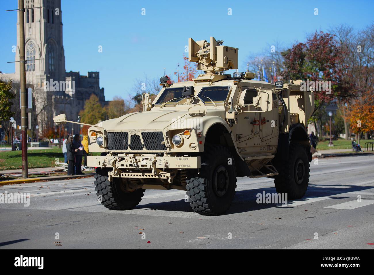 I soldati della Guardia Nazionale Indiana con la 38th Infantry Division guidano il loro veicolo fuoristrada resistente alle mine durante la Veterans Day Parade a Indianapolis, lunedì 11 novembre 2024. I soldati e altri membri del servizio militare parteciparono alla parata per onorare i veterani per il loro distinto servizio alla nazione. Foto Stock