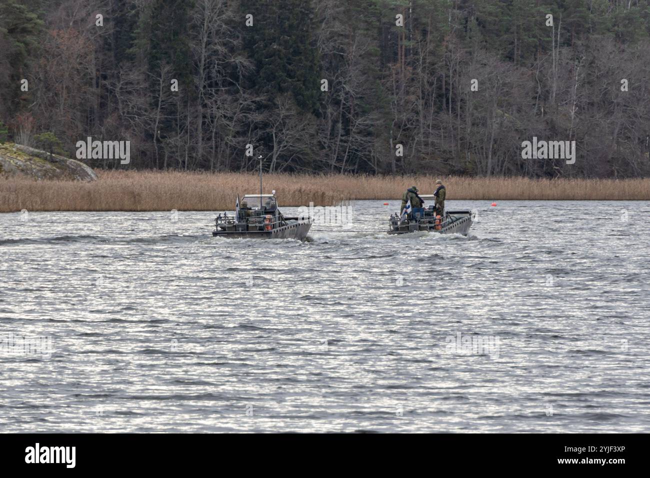 I Marines degli Stati Uniti utilizzano un mezzo da sbarco finlandese classe G per trainare un mezzo da sbarco disabile classe G durante una missione di recupero come parte di un corso di addestramento a cigno che porta all'esercizio di Frozen Winds 24 a Dragsvik, Finlandia, 13 novembre 2024. Freezing Winds è un esercizio marittimo annuale guidato dalla Finlandia che coinvolge i marines statunitensi assegnati alla Marine Rotational Force – Europe e serve come sede per aumentare la preparazione e l'interoperabilità della marina finlandese tra i partner della NATO e gli alleati nel Mar Baltico e intorno ad esso. (Foto del corpo dei Marines degli Stati Uniti di Lance Cpl. Christian Salazar) Foto Stock