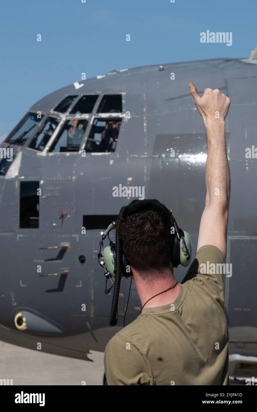 Un Airman statunitense, assegnato al 4th Special Operations Maintenance Squadron, dà un pollice al pilota di una cannoniera AC-130J Ghostrider assegnata al 4th Special Operations Squadron a Hurlburt Field, Florida, 4 novembre 2024. Il 4 SOS supportò il 14th Weapons Squadron con aerei per eseguire l'addestramento all'esecuzione della missione. (Foto U.S. Air Force di Airman Samantha Rossi) Foto Stock