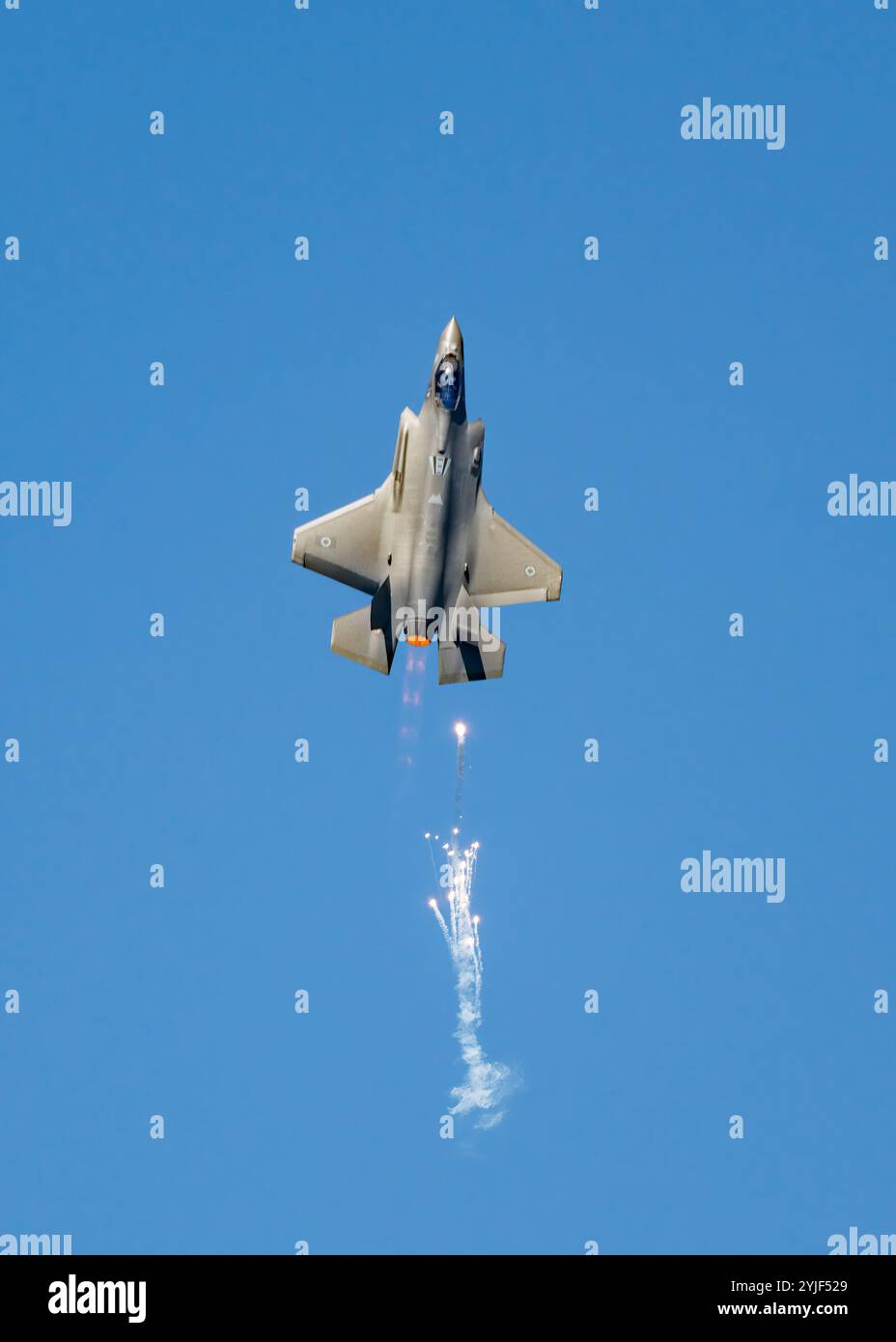 F-34 dell'aeronautica militare israeliana che si arrampica verticalmente con rastrelli Foto Stock