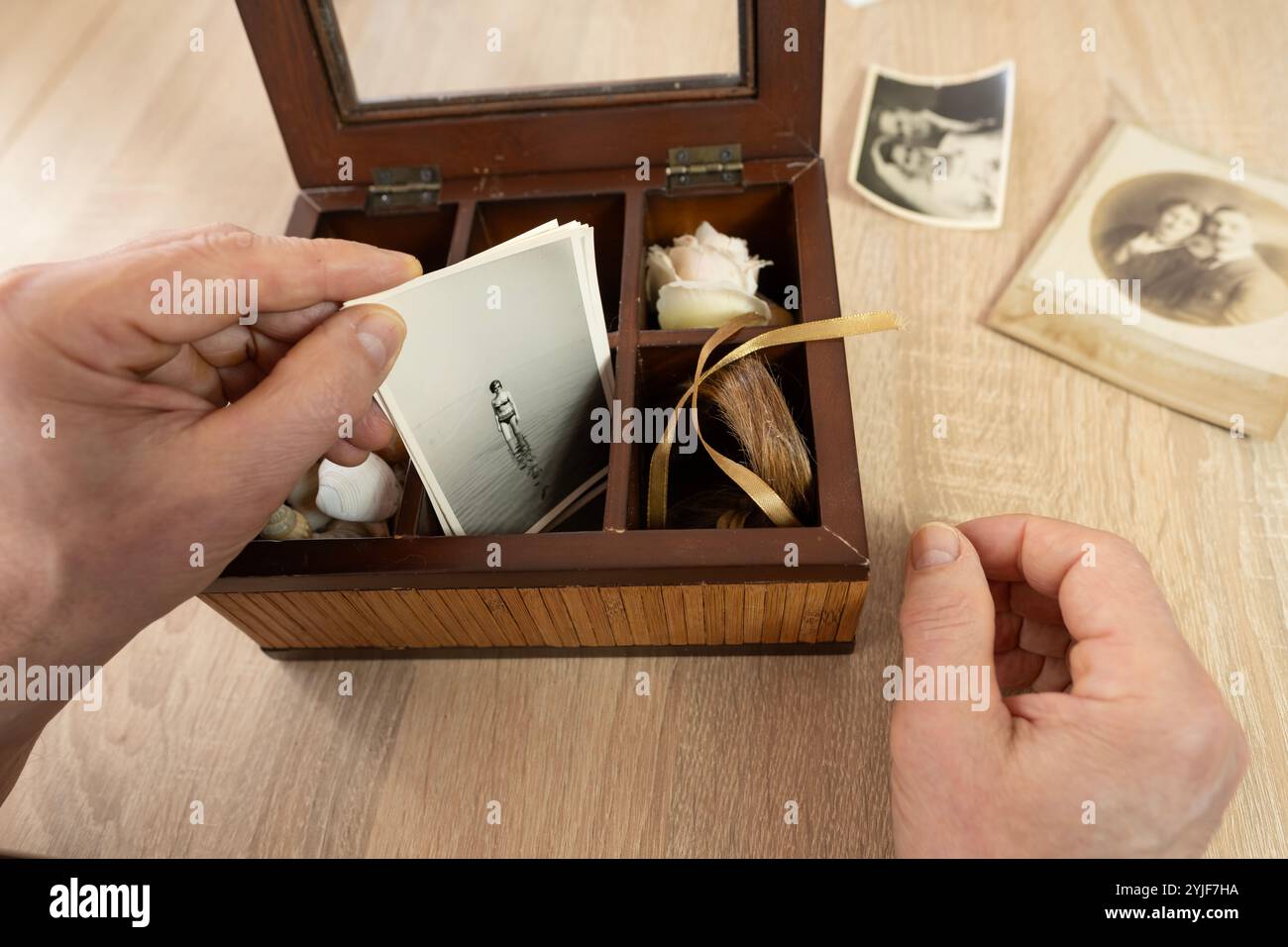 cari cimeli di cuore in una vecchia scatola di legno, conchiglie di viaggi passati, piccoli regali d'epoca da parte di persone care, albero genealogico, genealogia, ricordi, casa Foto Stock