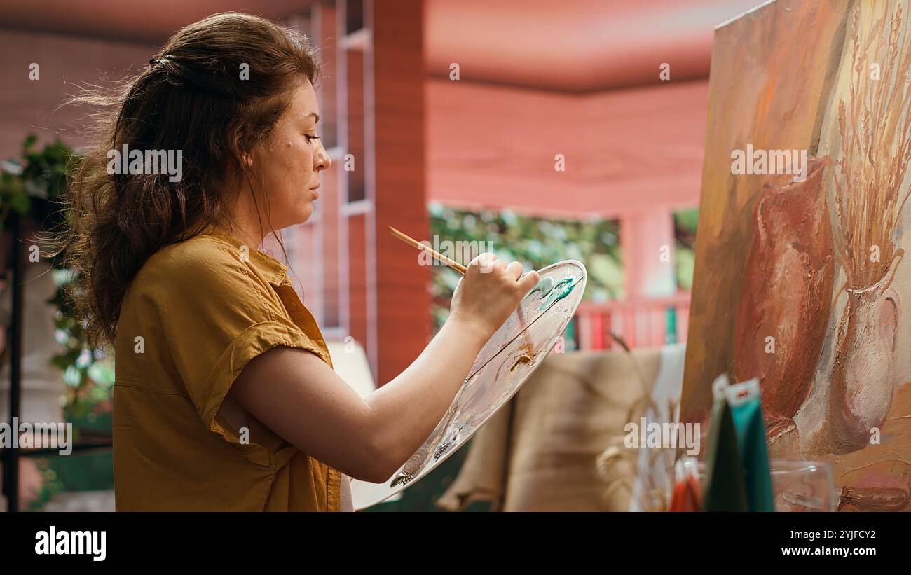 L'artista scivola sulla tela per creare una tecnica di pittura, creando un'incredibile opera d'arte. Utilizzo di vernici acriliche per evidenziare creatività e ispirazione, opere d'arte moderne. Telecamera A.. Foto Stock