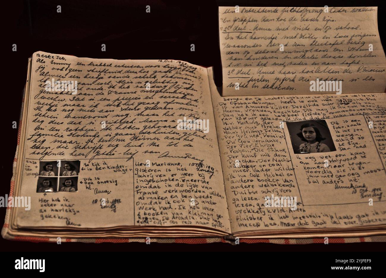 Il diario di Anne Frank. Museo: Casa museo di Anna Frank, Amsterdam. Autore: Oggetto storico. Copyright: Questa opera non è di dominio pubblico. È responsabilità dell'utente ottenere tutte le autorizzazioni di terze parti necessarie dal gestore del copyright nel proprio paese prima della pubblicazione. Foto Stock