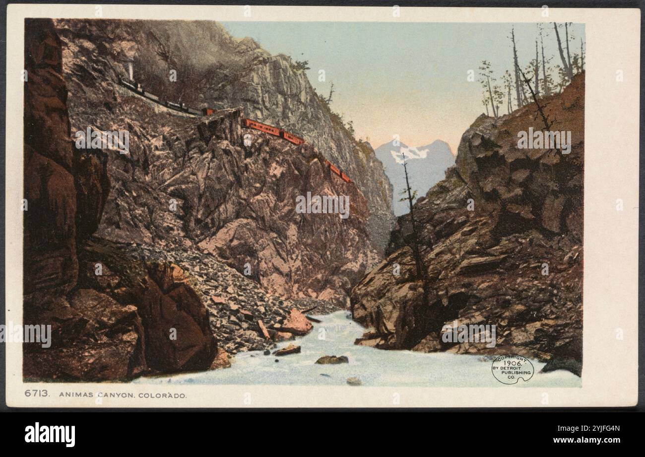 Animas Canyon, Colorado. Artista: William Henry Jackson (americano, 1843-1942). Dimensioni: Immagine: 8,1 x 12,3 cm (3 3/16 x 13/16 pollici) 8,9 x 14 cm (1/2 x 1/2 pollici) Telaio: 27,9 x 35,6 cm (11 x 14 pollici). Editore: Detroit Publishing Company (americano). Data: 1906. Intorno alla fine del XX secolo, le stampanti svilupparono sofisticati processi a colori che potevano trasformare fotografie in bianco e nero in cromolitografie profondamente saturate prodotte in vari formati, da cartoline a grandi panorami. Le fotografie utilizzate come base per queste stampe commerciali non erano semplicemente colorate-- Foto Stock