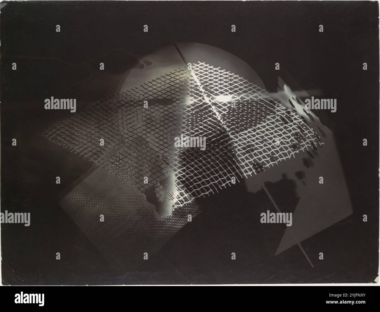 Fotogramm. Artista: László Moholy-Nagy (americano (nato in Ungheria), Borsod 1895-1946 Chicago, Illinois). Dimensioni: 17,8 x 23,7 cm (7 x 9 5/16 poll.). Data: 1922. Nell'ambito della sperimentazione visiva e tecnica che ha caratterizzato il Bauhaus, la scuola di design tedesca dove ha insegnato, Moholy-Nagy ha realizzato fotografie di cameraless, o "fotogrammi", posizionando oggetti su un foglio di carta fotografica ed esponendoli alla luce. Usò la tecnica per realizzare composizioni astratte con qualità spaziali, tonali e gestuali che sfidavano i modi tradizionali di rappresentazione. Museo: Metropolitan Museum of Foto Stock