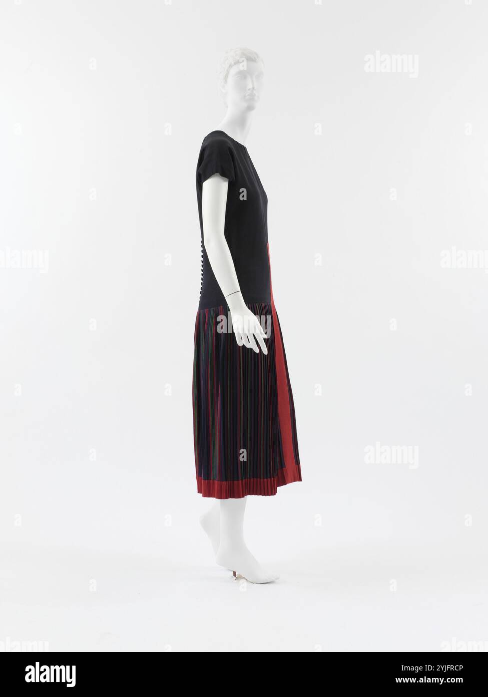 Mademoiselle. Cultura: Francese. Stilista: Paul Poiret (francese, Parigi 1879-1944 Parigi). Data: 1923. Due stili distintivi emersero nei primi anni '1920 Uno, con una gonna pannierata e fianchi esagerati, era chiamato "Robe de style". L'altro, che era lo stile che prevaleva, era il cambio dritto chiamato "chemise". In un altro caso dell'insistenza del couturier sulla visione creativa indipendente dell'artista, Poiret, per gran parte dell'ultimo decennio della sua carriera, ha proposto stili che avevano una silhouette arrotondata con gonne completamente dirndl à la Breton. Nonostante il suo deliberato intransigene Foto Stock