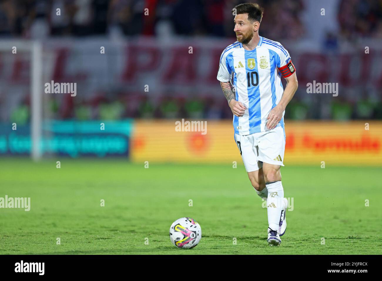 Asuncion, Paraguay. 14 novembre 2024. Lionel messi dell'Argentina, controlla la palla durante la partita tra Paraguay e Argentina per l'undicesima prova delle qualificazioni FIFA 2026, allo stadio Defensores del Chaco, ad Asuncion, Paraguay il 14 novembre 2024 foto: Diana Carrillo/DiaEsportivo/Alamy Live News Credit: DiaEsportivo/Alamy Live News Foto Stock