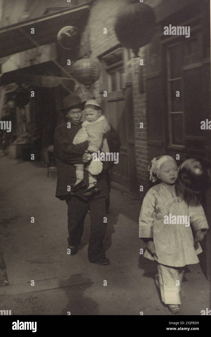 Una visita in vacanza. Artista: Arnold Genthe (americano (nato in Germania), Berlino 1869-1942 New Milford, Connecticut). Dimensioni: Immagine: 34 x 22,8 cm (13 3/8 x 9 pollici). Data: 1895-1908. Poco dopo essere arrivato in California dalla Germania nel 1895, Arnold Genthe ha iniziato a vagare per le strade di Chinatown con una telecamera nascosta, intento a registrare le vestigia sopravvissute delle tradizioni del vecchio mondo in questa fiorente enclave etnica. Nei successivi dieci anni, tornò ripetutamente al "Canton dell'Occidente", pubblicando infine le fotografie come libro, Pictures of Old Chinatown, nel 1908. Nella sua autobiografia, Genthe Foto Stock