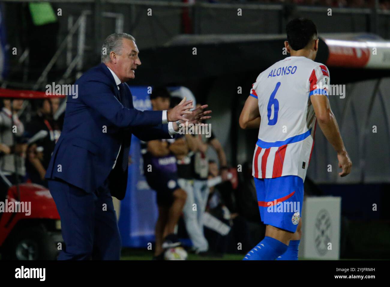 Buenos Aires, Argentina - 14 novembre 2024: La nazionale argentina di calcio è destinata ad affrontare il Paraguay in un'importante partita di qualificazione alla Coppa del mondo all'Estadio Monumental. Sotto la guida dell'allenatore Lionel Scaloni, la squadra vede protagonisti tra cui Lionel messi e il giovane talento Alejandro Garnacho, tra le altre figure chiave. L'Argentina mira a estendere le sue forti prestazioni nelle qualificazioni con una formazione completa, sostenuta da appassionati appassionati di casa. (Foto di Sebastian Guelli / UNAR Photo) / Alamy Live News Foto Stock