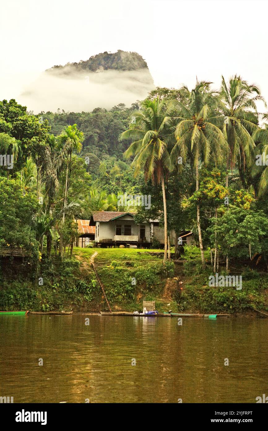 Una parte del villaggio di Nanga Raun sul lato del fiume Manday a Kalis, Kapuas Hulu, Kalimantan Occidentale, Indonesia. Foto Stock