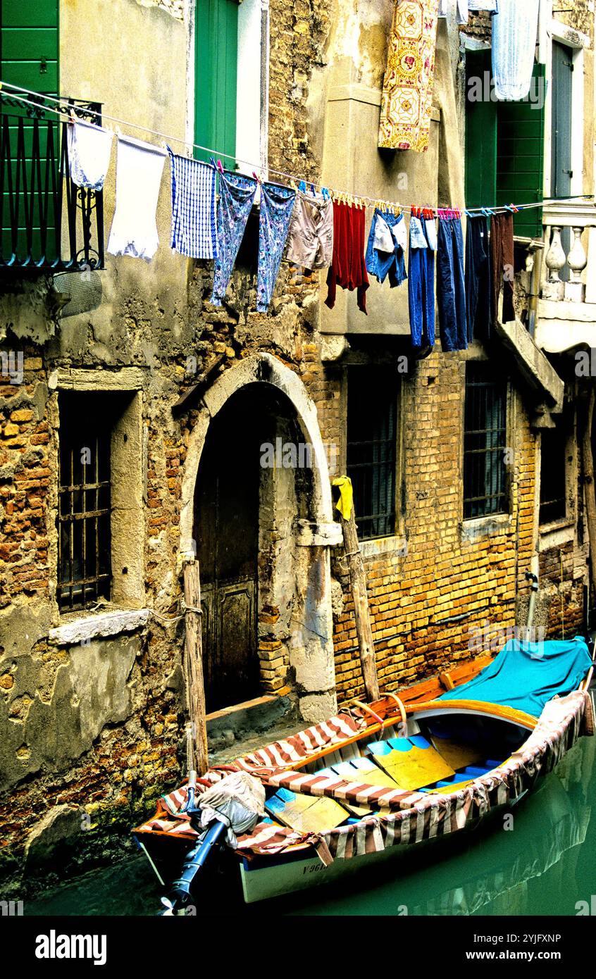 Architettura residenziale e canale d'acqua, Venezia, Italia Foto Stock