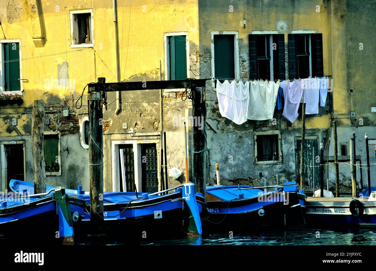 Architettura residenziale e barche, Venezia, Italia Foto Stock