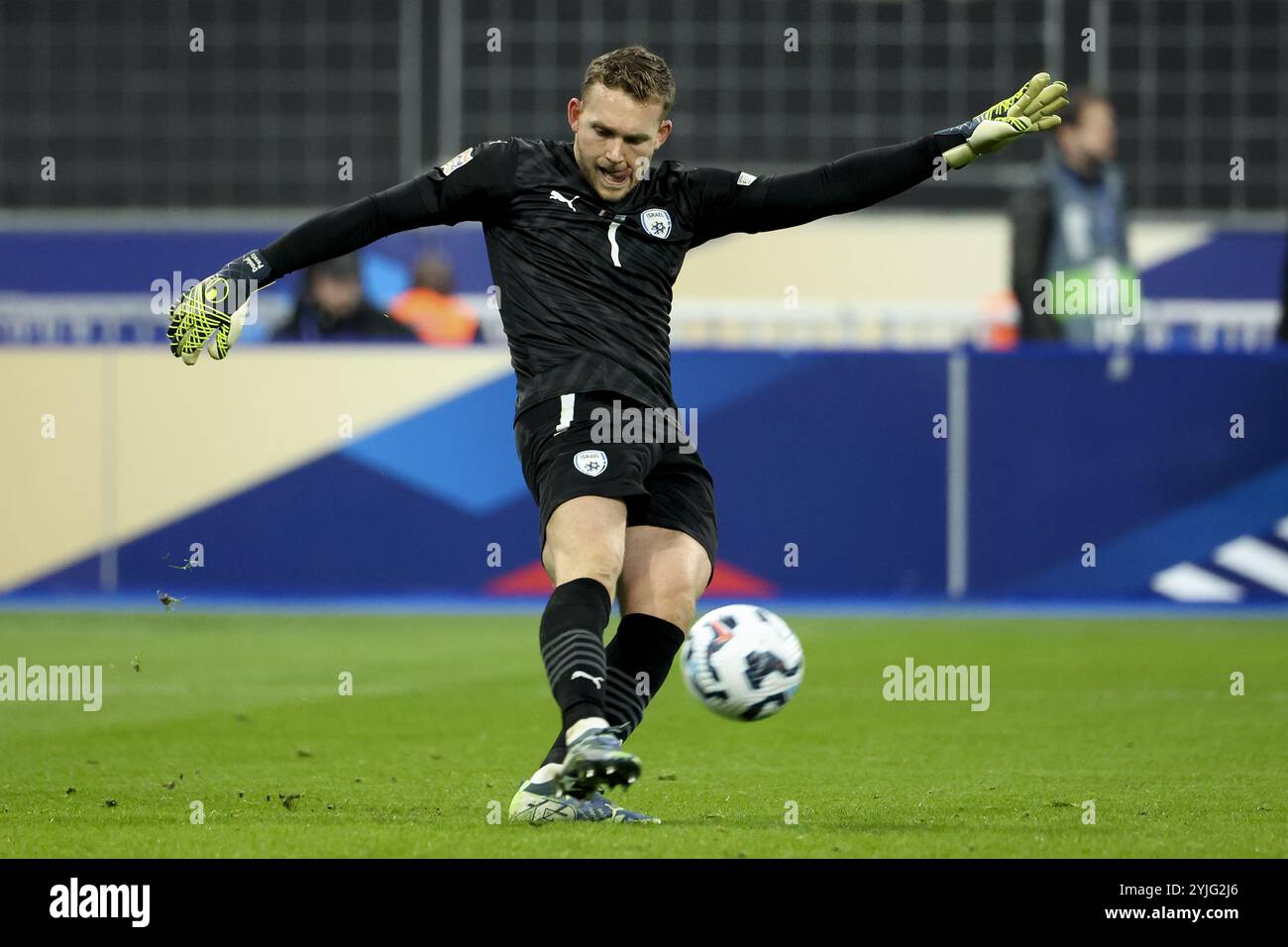 Saint Denis, Francia. 14 novembre 2024. Il portiere israeliano Daniel Peretz durante la partita di calcio della UEFA Nations League, Lega A, gruppo A2 tra Francia e Israele il 14 novembre 2024 allo Stade de France di Saint-Denis, vicino Parigi. Credito: Agenzia fotografica indipendente/Alamy Live News Foto Stock