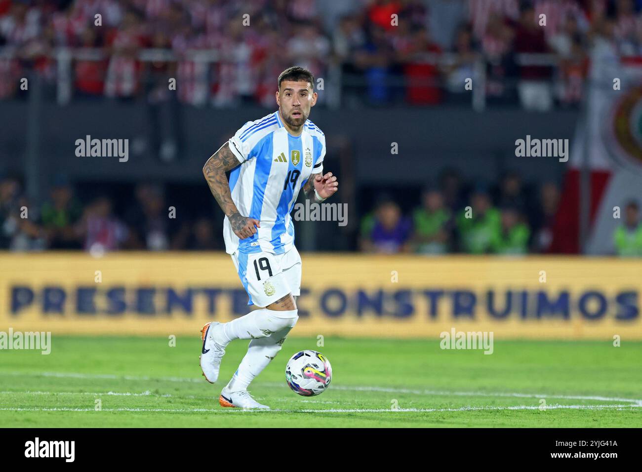 Asuncion, Paraguay. 14 novembre 2024. Nicolas Otamendi dell'Argentina, controlla il pallone durante la partita tra Paraguay e Argentina per l'undicesimo turno delle qualificazioni FIFA 2026, allo stadio Defensores del Chaco, ad Asuncion, Paraguay il 14 novembre 2024 foto: Diana Carrillo/DiaEsportivo/Alamy Live News Credit: DiaEsportivo/Alamy Live News Foto Stock