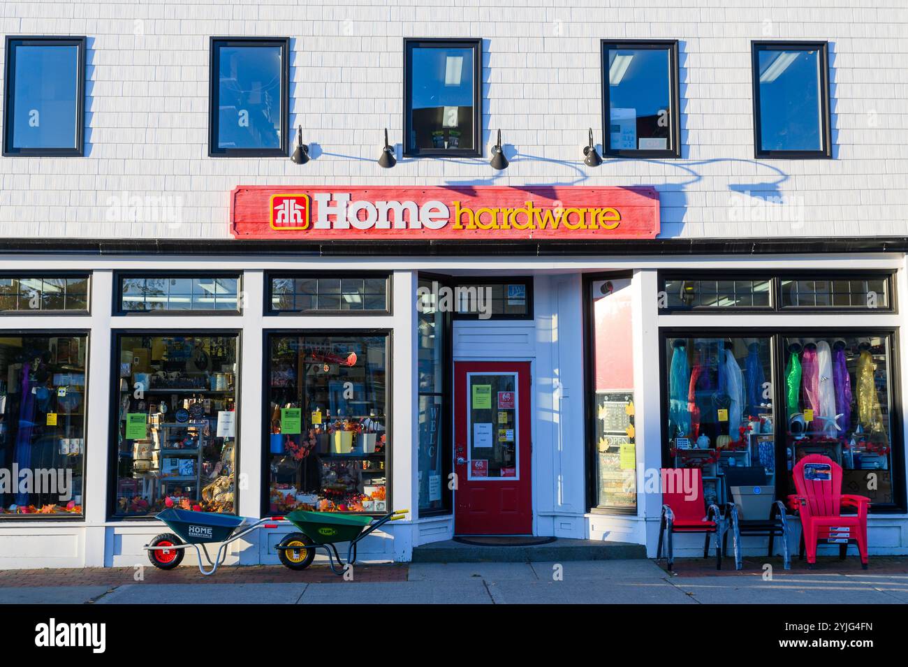 Il sole sorge sulle aziende di Water Street a St. Andrews, New Brunswick, Canada, province marittime. Foto Stock