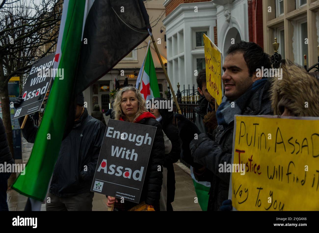 Londra, Regno Unito. 10 febbraio 2018. I manifestanti di fronte all'ambasciata russa accusano la Russia e il presidente Assad di crimini di guerra in Siria e dicono loro di lasciare il paese. La protesta organizzata dalla Syria Solidarity Campaign è arrivata dopo alcuni dei più grandi massacri dall'attacco chimico dello scorso aprile, uccidendo donne e bambini a Idlib, dove sono stati segnalati continui attacchi chimici e bombardamenti mirati a ospedali e squadre mediche. La recente ondata di attacchi segue l'abbattimento di un jet russo su Idlib da parte di combattenti siriani per la libertà utilizzando un missile portatile artificiale di fabbricazione russa Foto Stock