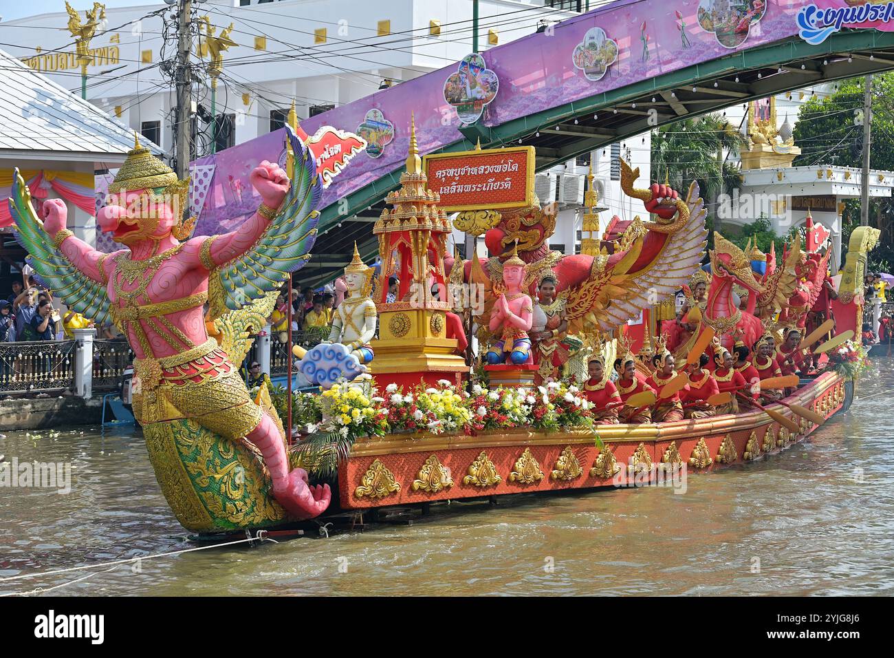 Galleggiare colorato con intricate sculture di Garuda al Festival del lancio del loto (Rab Bua) lungo il canale di Samrong, la cittadina di Bang Phli e Samut Prakan Foto Stock