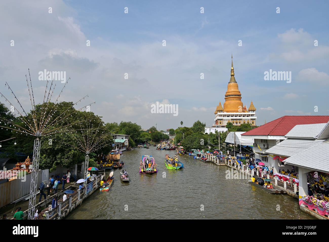 I galleggianti processionali si dirigono lungo il canale di Samrong fino al punto finale della parata a Wat Bang Phli Yai, al festival del lancio del loto (Rab Bua), a Samut Prakan Foto Stock