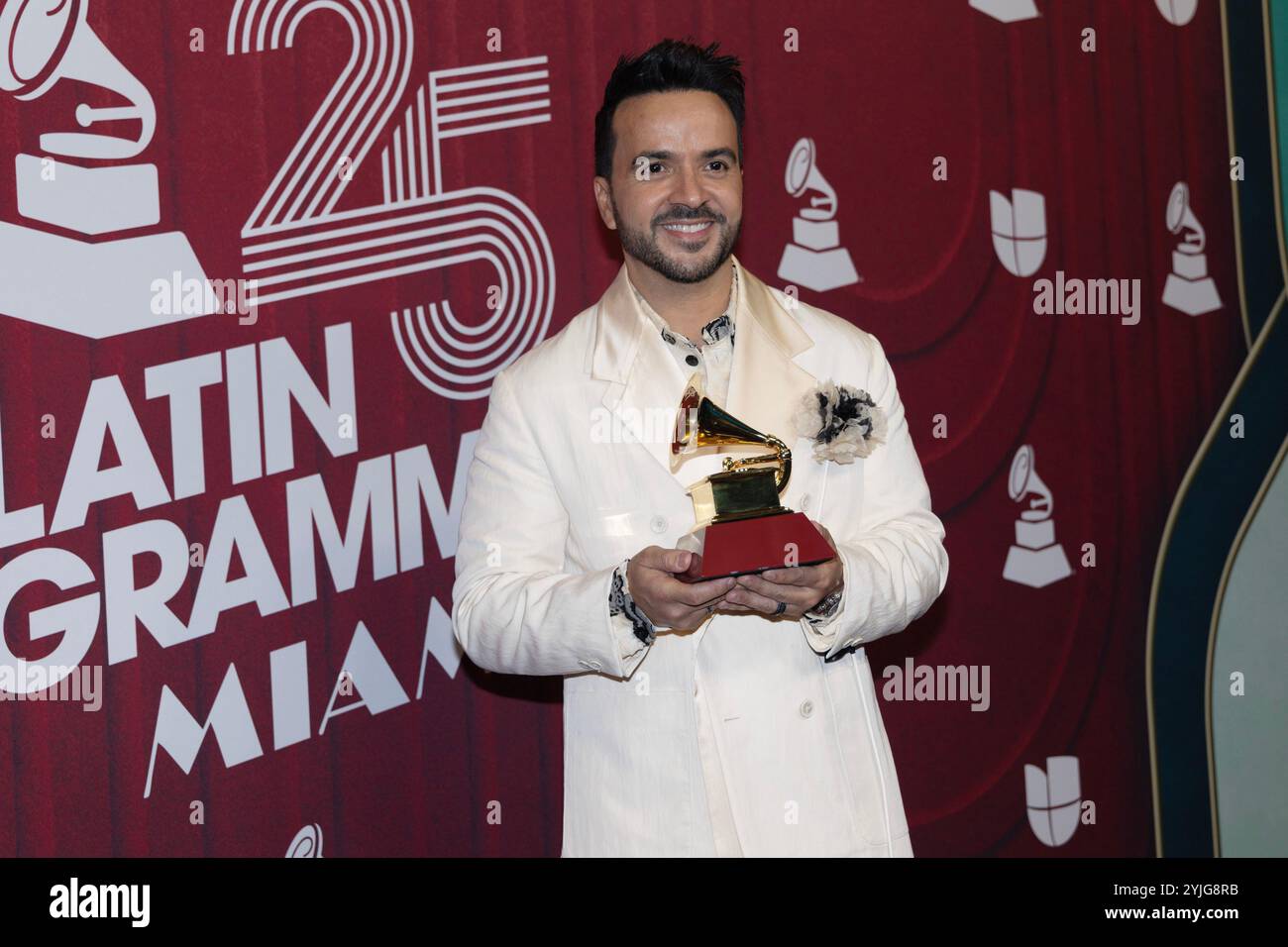 Miami, Stati Uniti. 14 novembre 2024. Luis Fonsi tiene il suo Grammy per il miglior album Pop vocale durante il 25° Latin Grammy 2024 Awards e spettacolo al Kaseya Center di Miami, Florida, giovedì 14 novembre 2024. Foto di Gary i Rothstein/UPI credito: UPI/Alamy Live News Foto Stock