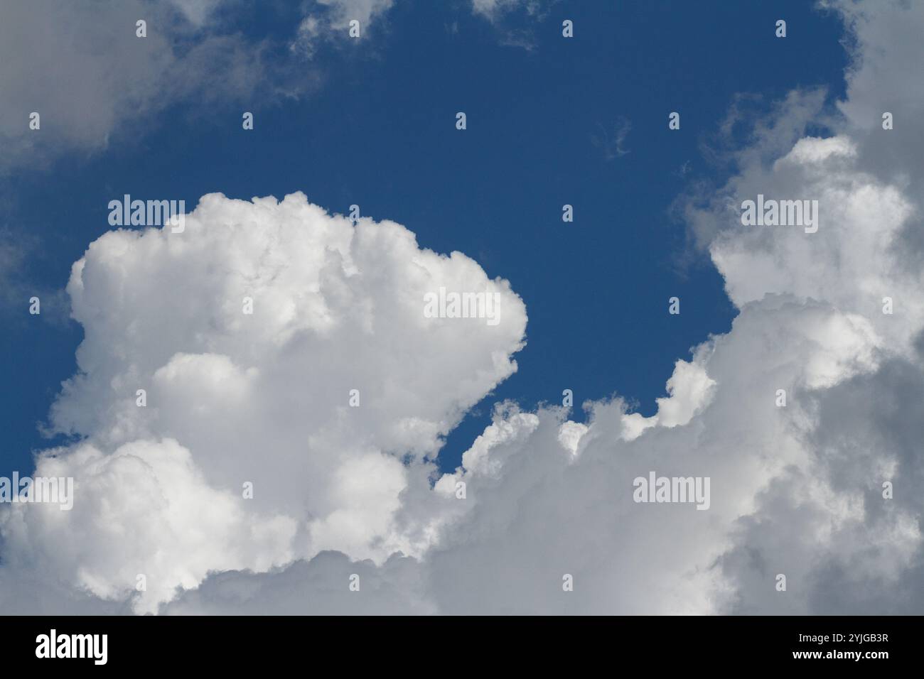 Bollenti nuvole di cumulus grigie e bianche contro un cielo blu. Kanagawa, Giappone. Foto Stock