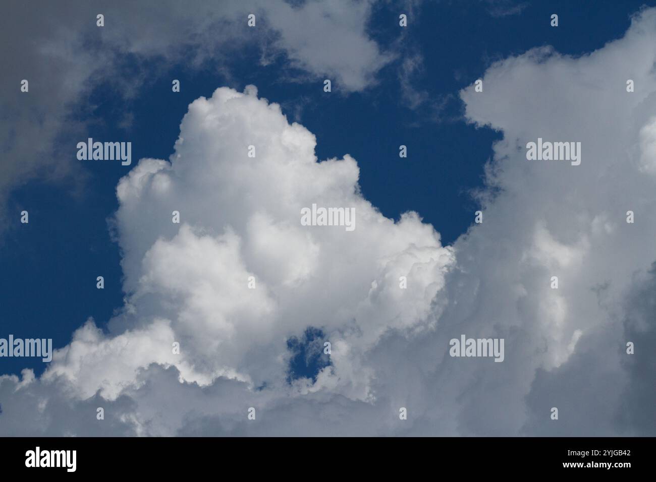 Bollenti nuvole di cumulus grigie e bianche contro un cielo blu. Kanagawa, Giappone. Foto Stock