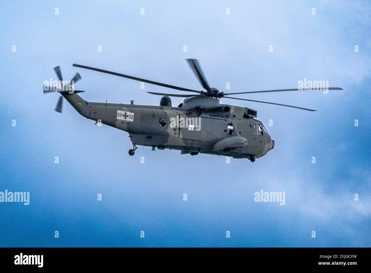 Un elicottero militare tedesco da re di mare in volo Foto Stock